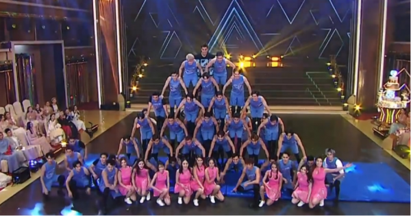 TVB55週年臺慶槽點多，藝人站位見高低，李克勤開嗓“救全場”