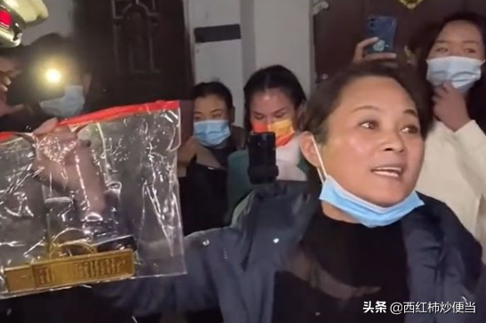 陳亞男媽媽用透明袋退回大衣哥家彩禮！現金足足裝了滿滿一大袋