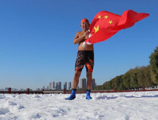 大雪後的冬泳人 大雪後的冬泳人