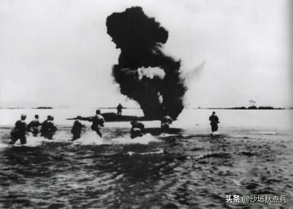 志願軍和美軍肉搏,美軍摸到志願軍的棉褲後,露出了敬畏的表情 志願軍和美軍肉搏,美軍摸到志願軍的棉褲後,露出了敬畏的表情