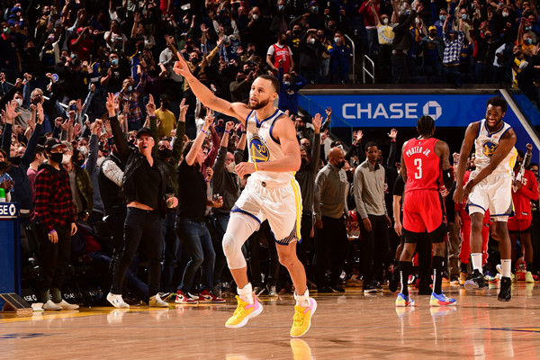 庫裡生涯首個壓哨絕殺，也是勇士近8年來首個壓哨絕殺