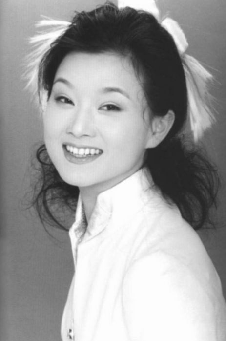 55歲宋祖英的妝容告訴我們:“含有笑意的眼妝太適合小眼睛的你” 55歲宋祖英的妝容告訴我們:“含有笑意的眼妝太適合小眼睛的你”