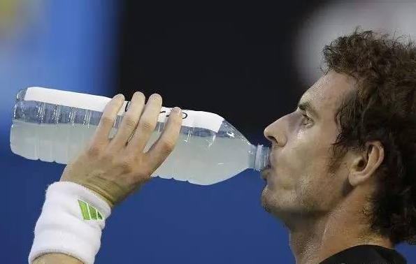 CBA球員浪費飲用水，姚明出臺新規定，看看NBA和女排咋做的吧