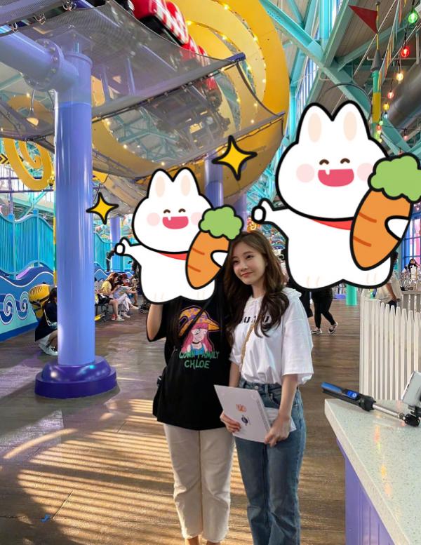 身高不夠穿搭來湊，149馮提莫生圖看起來就像是175，合影卻露了陷