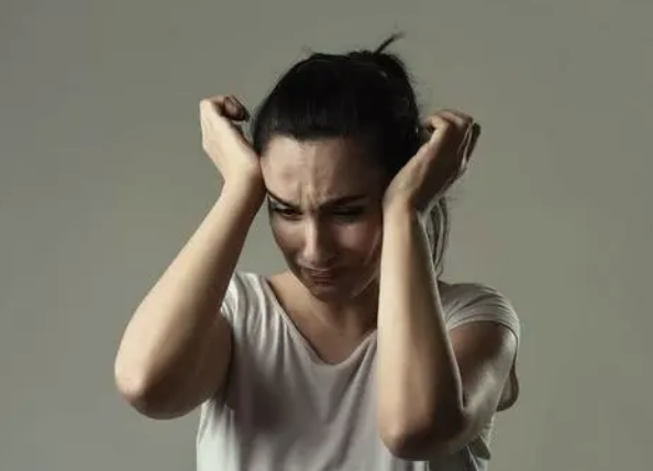 女兒事業有成，30歲還沒談戀愛，父親逼婚：你已經掉價了知道嗎