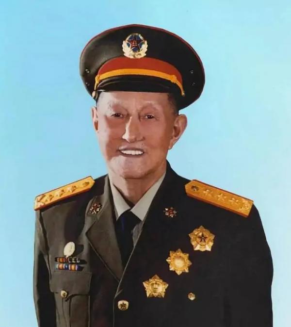 1988年11位大軍區司令合影，4位站後排，徐向前坐前排，C位是誰？