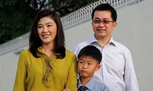 54歲英拉穿粉衣扮嫩,同框比美贏小24歲不丹王后,哥哥始終守護她 54歲英拉穿粉衣扮嫩,同框比美贏小24歲不丹王后,哥哥始終守護她