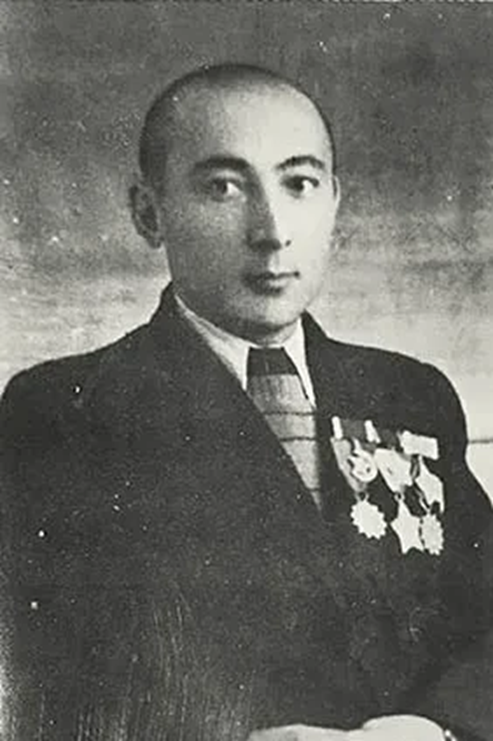 開國大典上，毛主席身後站著一個年輕人，戴著黑色禮帽，他是誰？