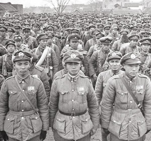 夜幕下兩支部隊相遇，都以為是自己人，一喊話才知道是敵軍