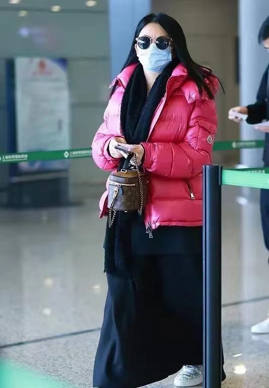 李湘獨自走機場,穿嫩粉色羽絨服體態圓潤,手戴大鑽石頗顯土豪氣 李湘獨自走機場,穿嫩粉色羽絨服體態圓潤,手戴大鑽石頗顯土豪氣