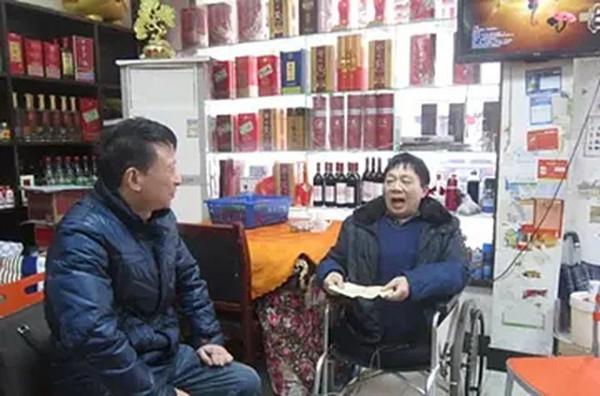 04年彭水林因車禍被“削”為78釐米，妻子不離不棄，今小孫女在手