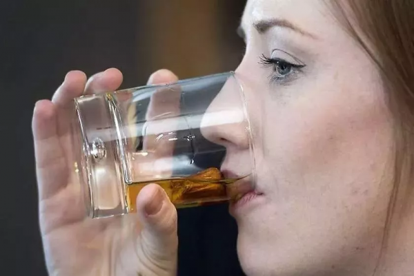 外國人喝酒有多猛?內蒙山東人都弱爆了 外國人喝酒有多猛?內蒙山東人都弱爆了