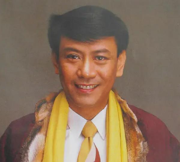 2002年羅文去世,劉鑾雄現身葬禮討債100萬,而張國榮卻為何缺席 2002年羅文去世,劉鑾雄現身葬禮討債100萬,而張國榮卻為何缺席