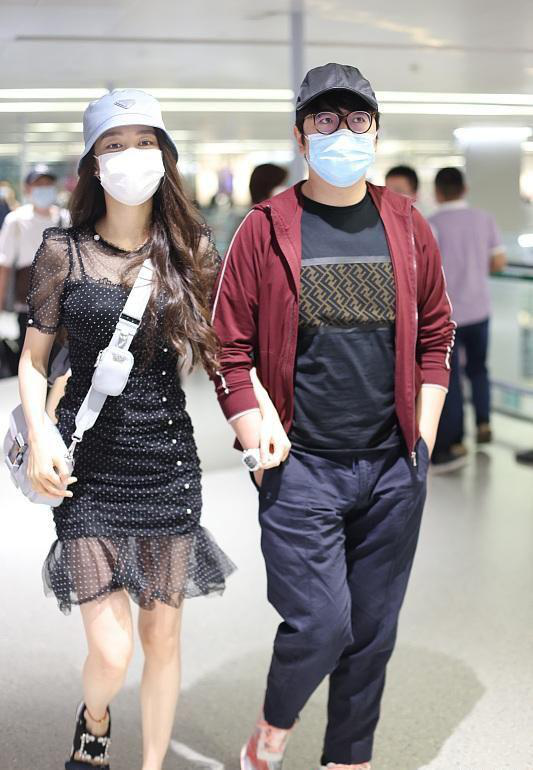 生娃後的吉娜不太自信，穿膝上波點裙走機場，挽著郎朗胳膊不撒手