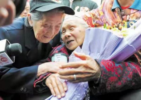 99歲抗戰女兵離家70年，終圓夢迴故鄉，在孫中山照片前敬了個軍禮