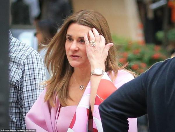 比爾·蓋茨25歲女兒將大婚,穿蕾絲裙住酒店美翻,被富婆媽媽呵護 比爾·蓋茨25歲女兒將大婚,穿蕾絲裙住酒店美翻,被富婆媽媽呵護