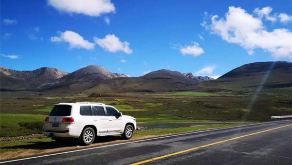 數百輛豪車停在川藏公路上,價值萬元卻無人拖走,當地人:不敢撿 數百輛豪車停在川藏公路上,價值萬元卻無人拖走,當地人:不敢撿