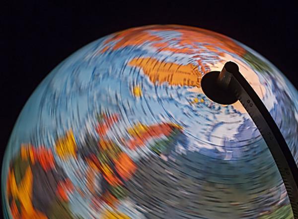 地球在自轉，直升機懸停12小時後，會到地球另一邊嗎？