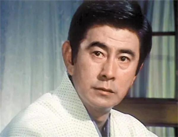 宇津井健的曠世戀：愛妻患病40年不離不棄，83歲去世當天娶了初戀