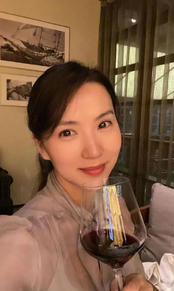 媚骨天成,豔而不俗:溫碧霞,倪妮,張曼玉 狂甩90後小花N條街 媚骨天成,豔而不俗:溫碧霞,倪妮,張曼玉 狂甩90後小花N條街