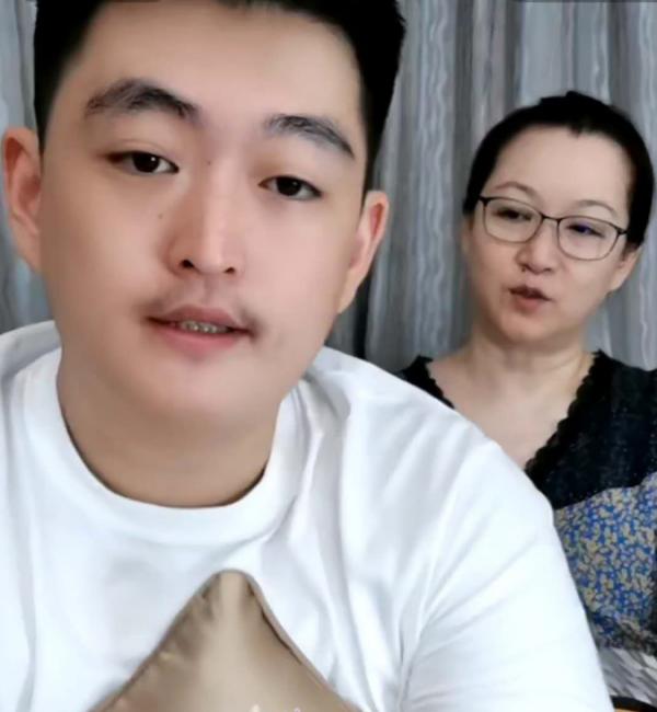 趙本山:兒子是聾啞人,拋棄結婚16年的妻子,2婚娶小8歲女演員 趙本山:兒子是聾啞人,拋棄結婚16年的妻子,2婚娶小8歲女演員