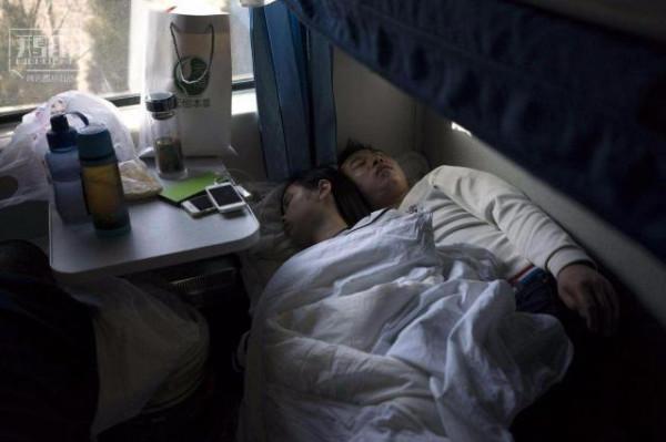 情侶出行,為何偏愛臥鋪而不選更省時的高鐵?乘務員道出“貓膩” 情侶出行,為何偏愛臥鋪而不選更省時的高鐵?乘務員道出“貓膩”