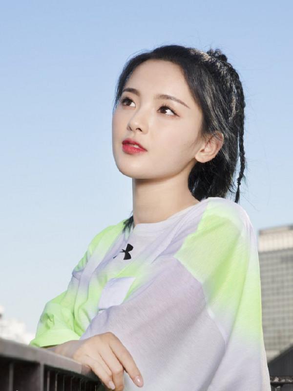 82斤古力娜扎和100斤楊超越，同是熒光綠運動造型，風格卻不同？