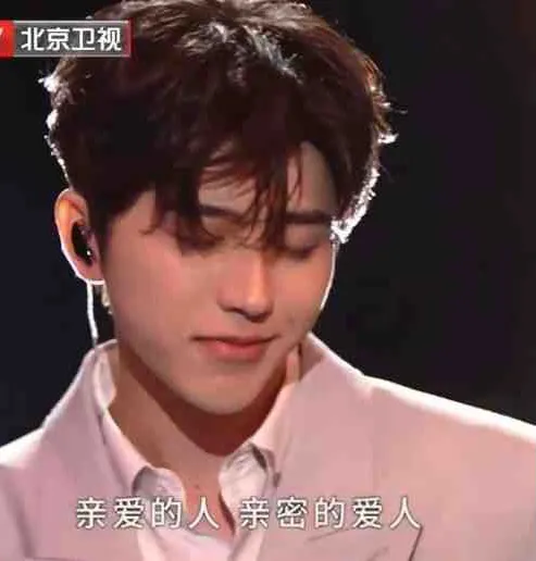 沸騰之夜全陣容:楊穎眉毛一粗一細,蔡徐坤挑眉笑,李榮浩臉好方 沸騰之夜全陣容:楊穎眉毛一粗一細,蔡徐坤挑眉笑,李榮浩臉好方