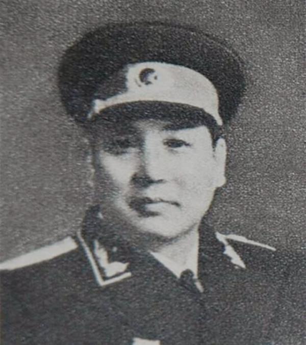 開國將軍中的兩對“翁婿將軍”，老丈人是不是必須向女婿敬禮？