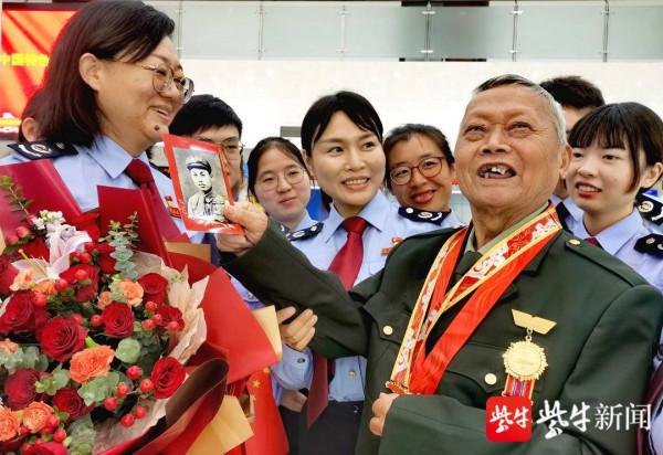 重陽節情繫抗美援朝老兵丨93歲老戰士吳永興走進辦稅服務廳講述戰鬥故事 重陽節情繫抗美援朝老兵丨93歲老戰士吳永興走進辦稅服務廳講述戰鬥故事