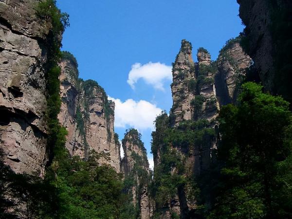 湖南一景區躥紅，有奇峰三千，秀水八百美稱，據市區40分鐘車程