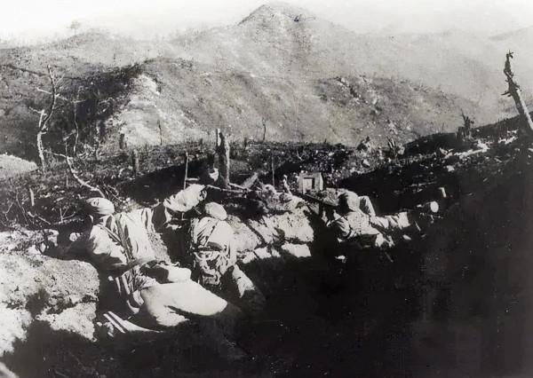 志願軍捕俘，對面傳來中國話，戰士想起上級的叮囑，抬手就是一槍