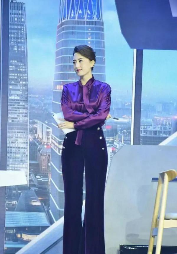 央視主持張蕾七夕打扮美翻天，穿旗袍戴髮簪，精緻似弄堂裡的貴婦