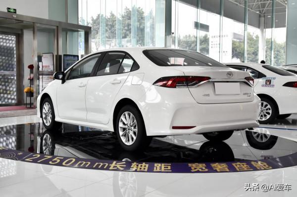 豐田家的大空間家轎，增壓油耗5.5L，又便宜又耐用，實拍卡羅拉