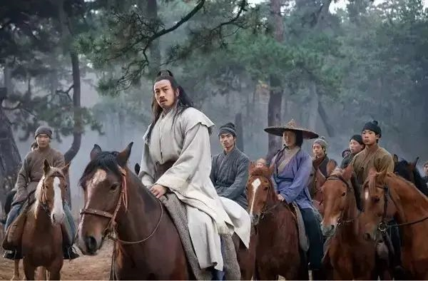 秦始皇選用郡縣制，有什麼利弊？