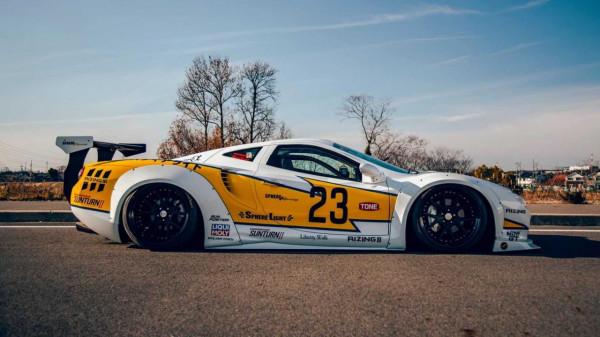 看起來非常滑稽，改裝版光岡&OpenCurlyDoubleQuote;大蛇&rdquo;跑車亮相東京汽車沙龍展