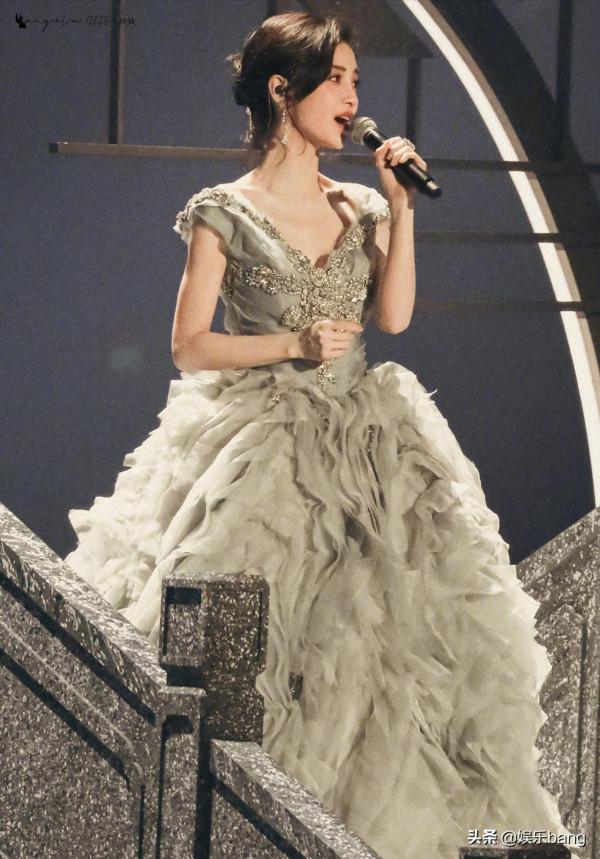 跨年演唱會女星們造型來了！楊冪關曉彤撞品牌，楊紫紅裙很驚豔