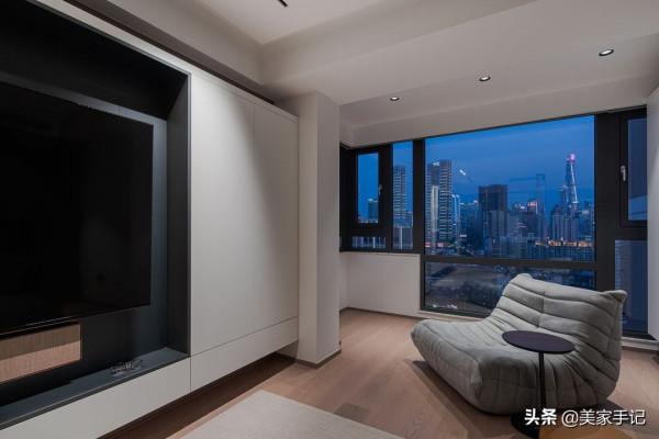 這對夫妻太有遠見，堅持摒棄陽臺，電視牆打滿櫃子，場面實用大氣