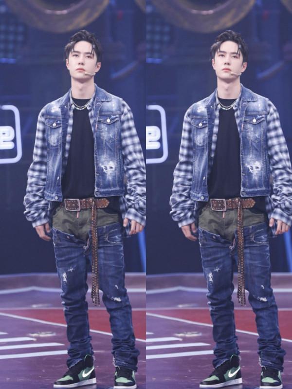王一博不愧是男團出身，這一身牛仔造型好時髦，但褲子有點太個性