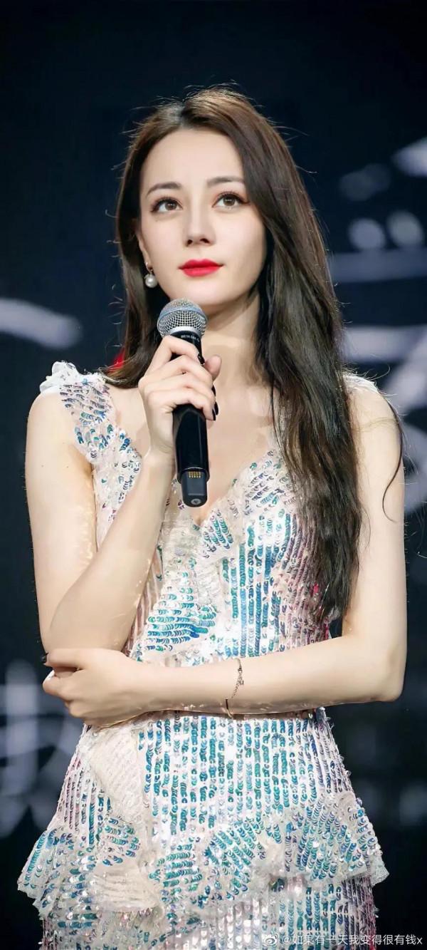 迪麗熱巴年度最佳女神照，滿螢幕都是荷爾蒙，戀愛的味道來了