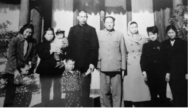 99年,李敏李訥回韶山探親遇見龐淑誼:十婆,我們有40多年沒見了 99年,李敏李訥回韶山探親遇見龐淑誼:十婆,我們有40多年沒見了