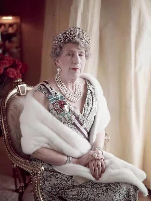 萊蒂齊亞王后壕氣了，一口氣戴三個古董首飾亮相，厲害了