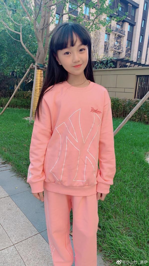 變美變淑女！《爸爸去哪兒》鄧倫的“女兒”小山竹，都9歲了
