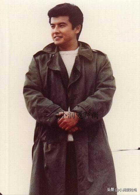 三浦友和冬天有多時髦？夾克+毛衣、羽絨服疊穿西裝，照他穿儒雅