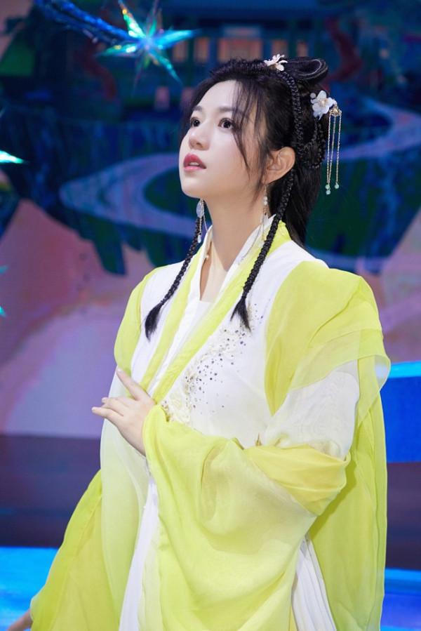陳妍希再現&OpenCurlyDoubleQuote;小龍女&rdquo;造型，穿熒光黃色國風裙，又嫩又甜