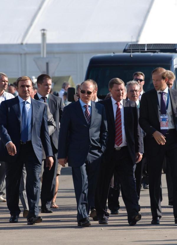 普京的保鏢不帶武器帶把傘？是普京怕曬怕雨，還是這傘另有機關？