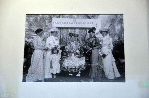 慈禧太后最後的日子，三天之內下了十三道懿旨，溥儀見到她就大哭