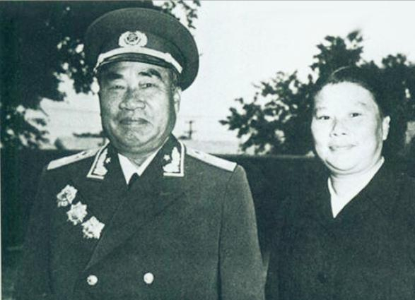 朱德位列元帥之首,可軍銜命令狀卻不是001號,001號到底是誰? 朱德位列元帥之首,可軍銜命令狀卻不是001號,001號到底是誰?