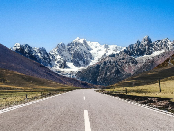 川藏線上有很多廢棄的豪車,為何無人拖走使用?其中有什麼貓膩? 川藏線上有很多廢棄的豪車,為何無人拖走使用?其中有什麼貓膩?