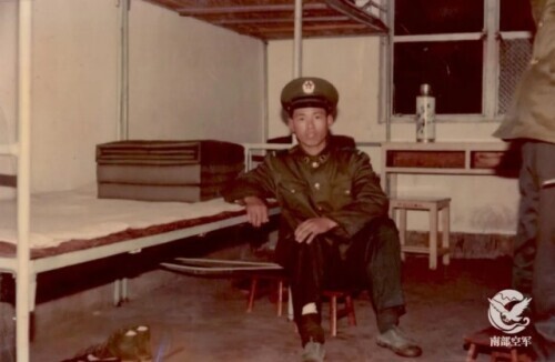 兵王深艙裡工作30年，退休前才第二次上了甲板觀看戰機起降……